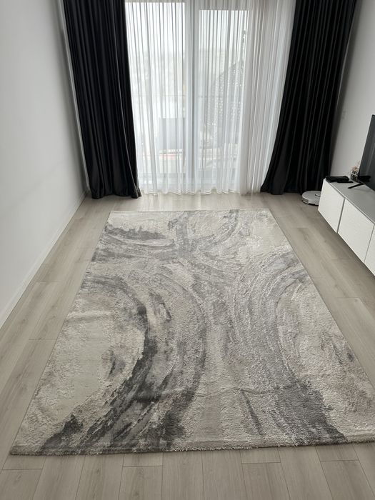 Covor modern crem-gri, foarte moale, stare excelentă. 2m/3m