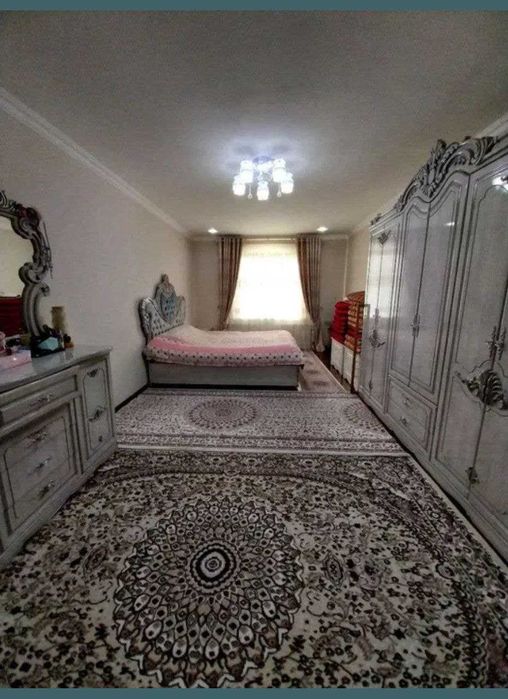 8 xonali Hovli sotiladi