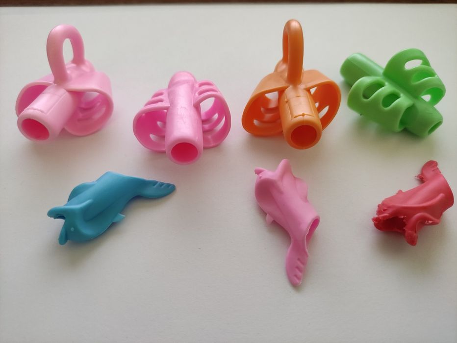 Помощно средство за писане за два и три пръста плюс подарък делфинче