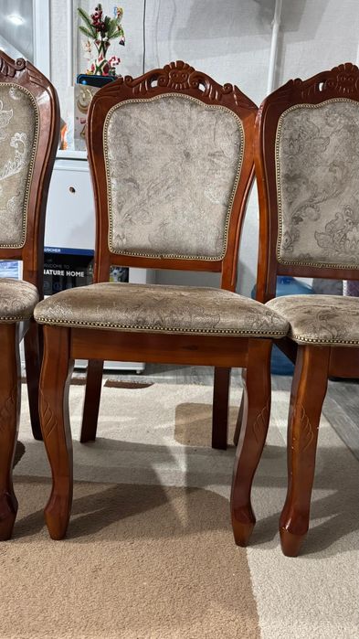 Продаётся стол со стульями.