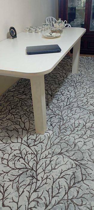 Большой обеденный стол