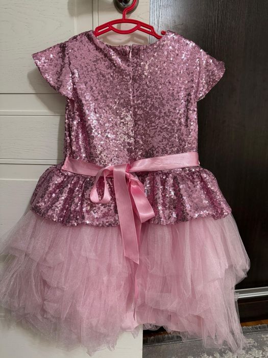 Платья нарядные.