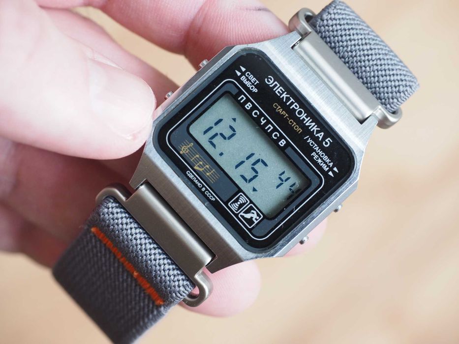 Ceas sovietic digital Elektronika 5, NOU, în cutie orig., curea nouă