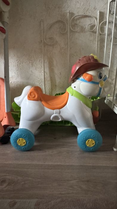 Стул Chicco и толокар-каталка Chicco