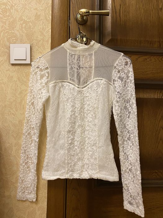 Белая тонкая кофточка