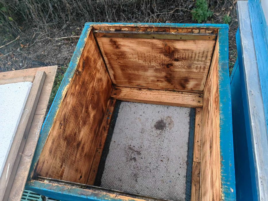 Продавам 13 празни кошери Даданблат