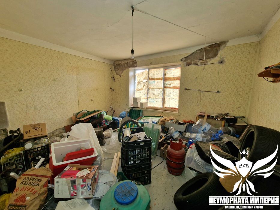Продавам двуетажна къща с 216РЗП и хубав ъглов двор с площ от 700кв.м. в село Конуш на асфалтов път топ локация