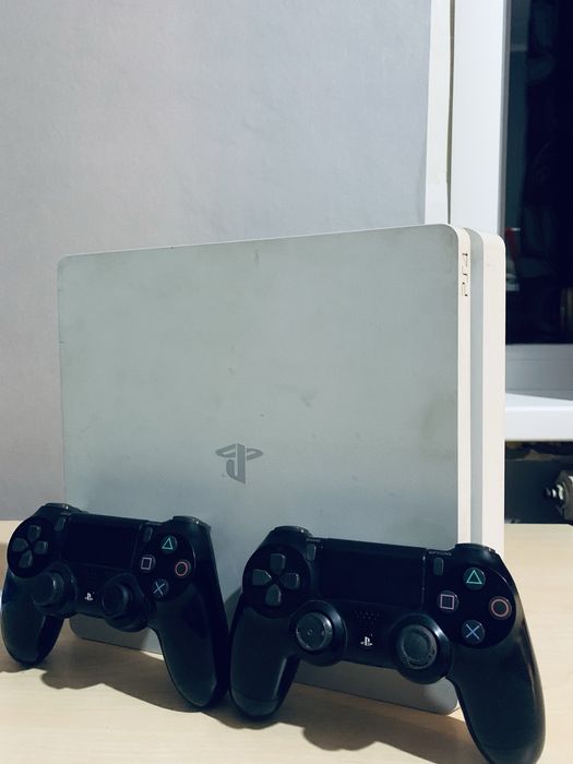 Playstation 4 slim в белой расцветке