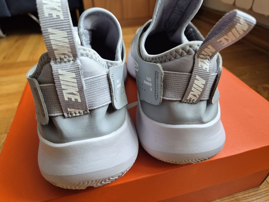 Nike сиви нови маратонки