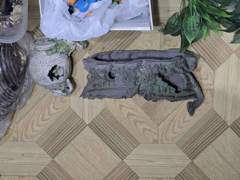 Два аквариума и аксессуары для аквариума