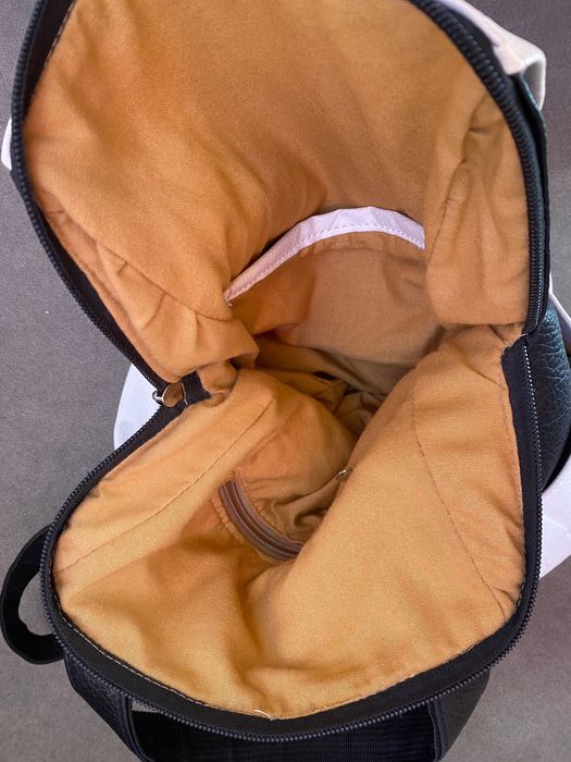 Дамска раничка черно и бяло