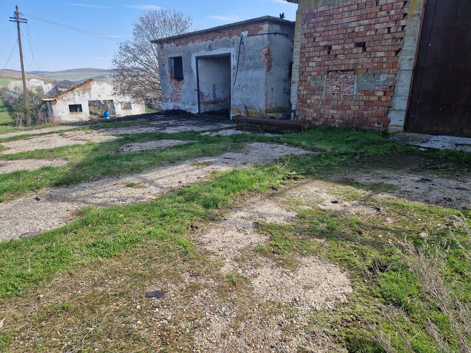 Vand ferma cu teren intravilan cu toate utilitatile  Suprafata util