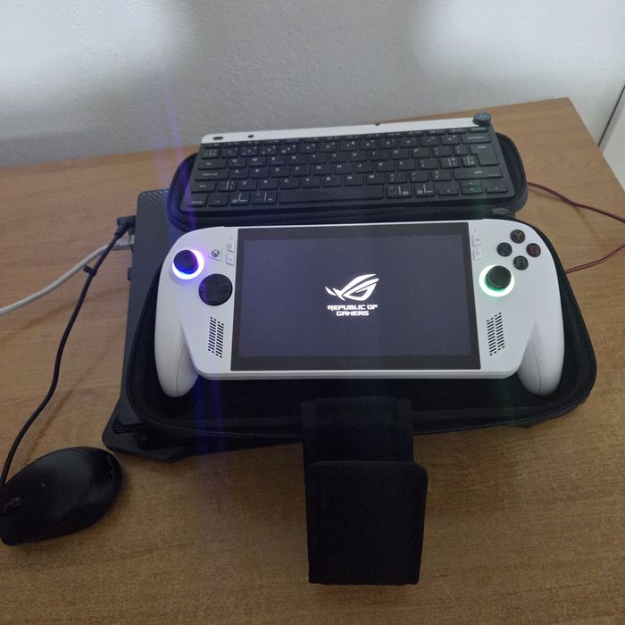 Vând consolă portabilă ROG Xbox Ally