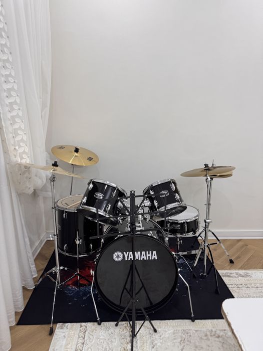 Yamaha Rydeen ( Black Glitter )