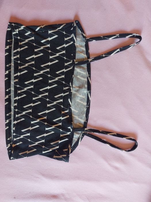 Къс черен  потник с надписи.