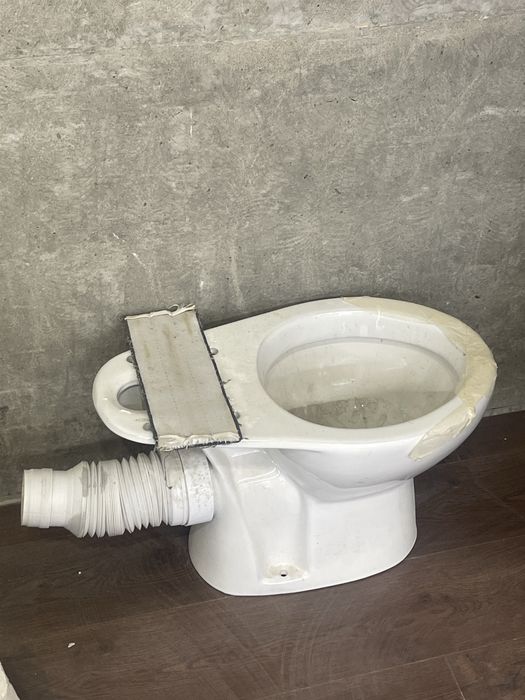 Унитаз с бочком, целый