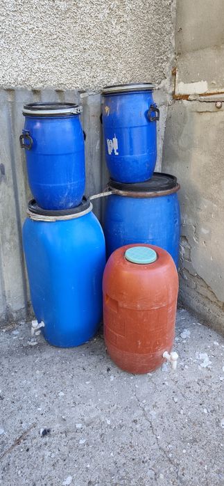 Продавам бидони различни размери