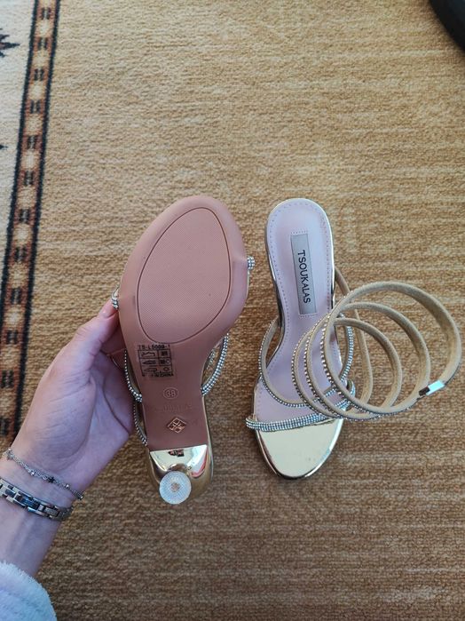 Сандали с връзване около прасеца