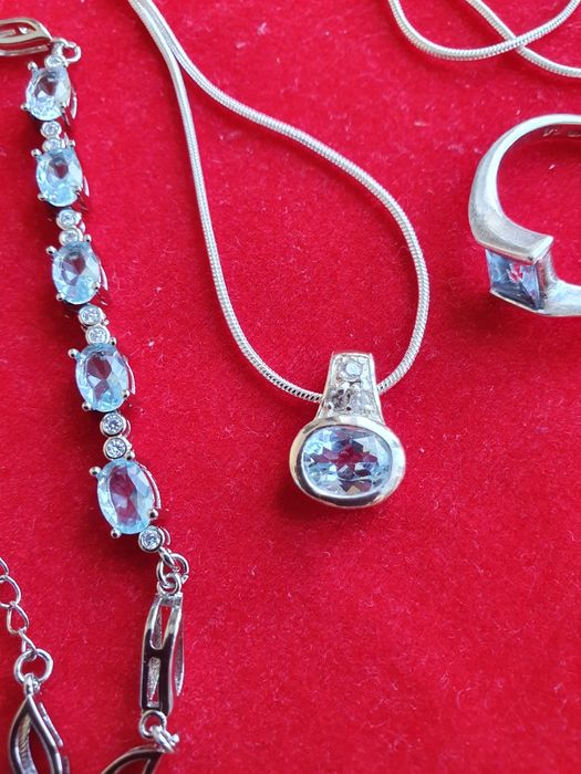 Продам серебряный гарнитур с голубым топазом.