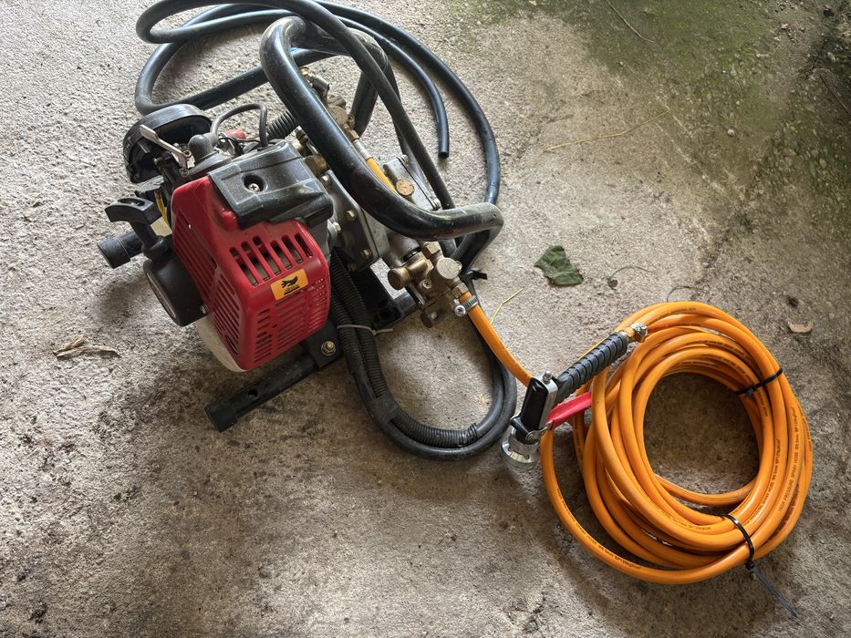 Vand pompa de stropit pe benzina ,furtun cu bambus la 10 m