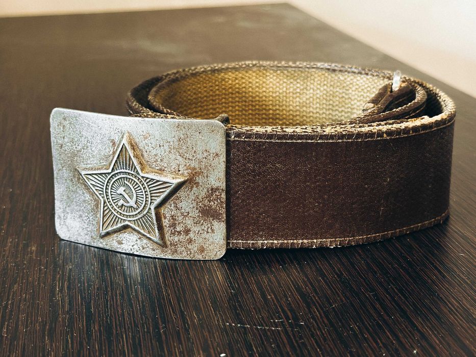 Пилотка, планшет,ремень.