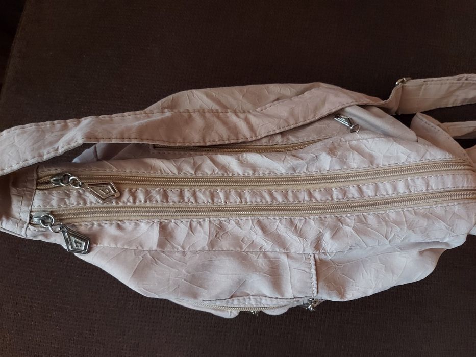 Дамска чанта  в бежов цвят.