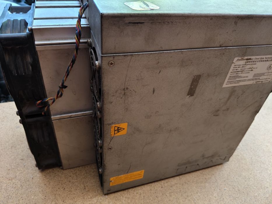 Продам Antminer S19