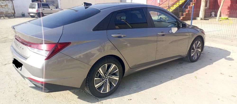 Hyundai Elantra sotiladi