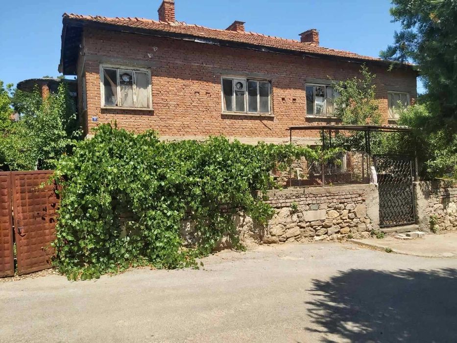 Продавам двуетажна къща с голям двор в ТОП центъра на Харманли!