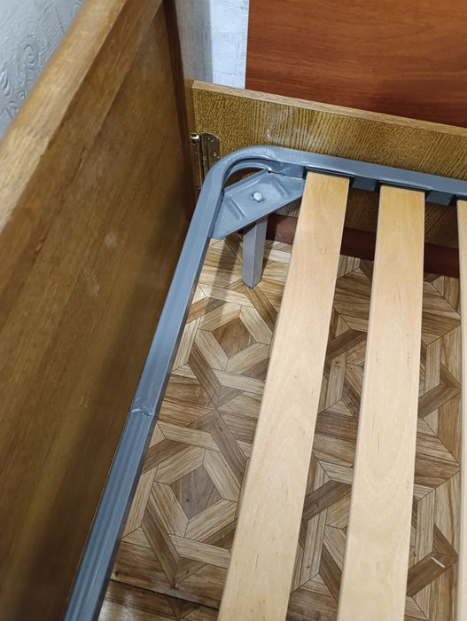 Кровать 90 на 200 , дерево