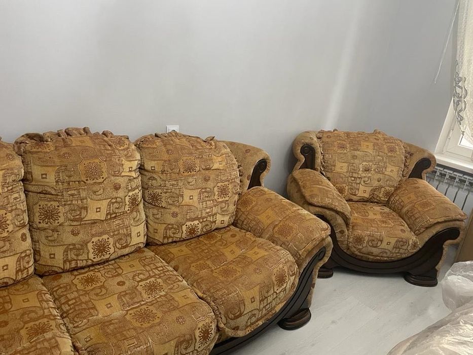 Диван и два кресла продам недорого