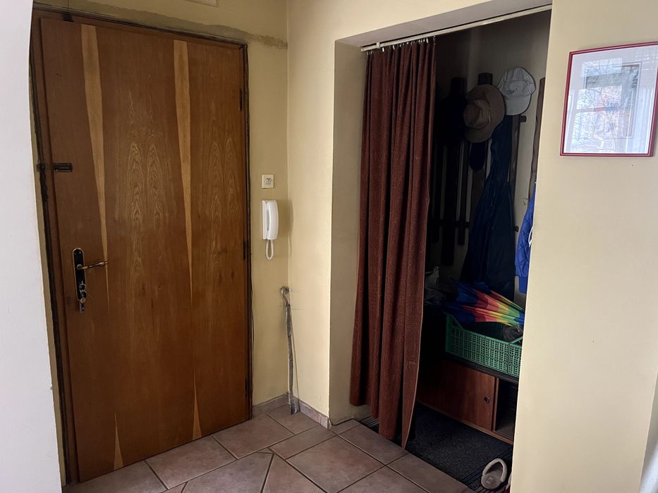 Просторен, многостаен апартамент в центъра на град Айтос