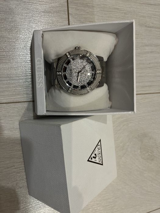 Оринигален Guess часовник