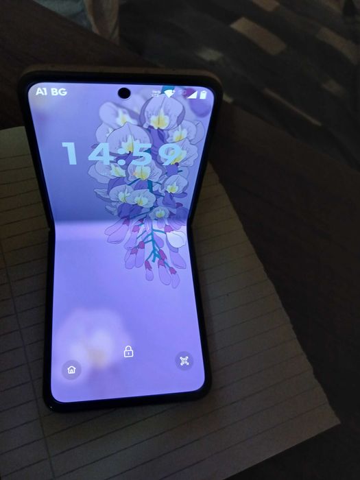 Продавам телефон смартфон Motorola razr50 сгъваем камера