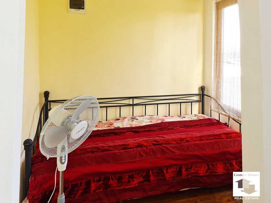 116218 Двуетажна къща с равен двор и стопански постройки в с. Ресен