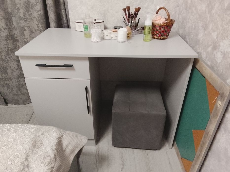 Продам письменный стол с тумбой