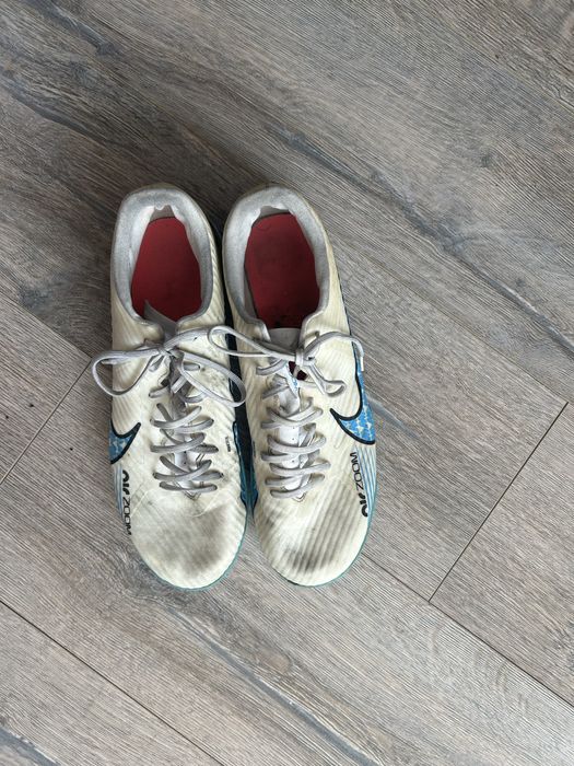 Футболни маратонки и бутонки