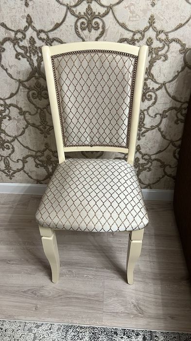 Продам стол,4 стула, в гостиную
