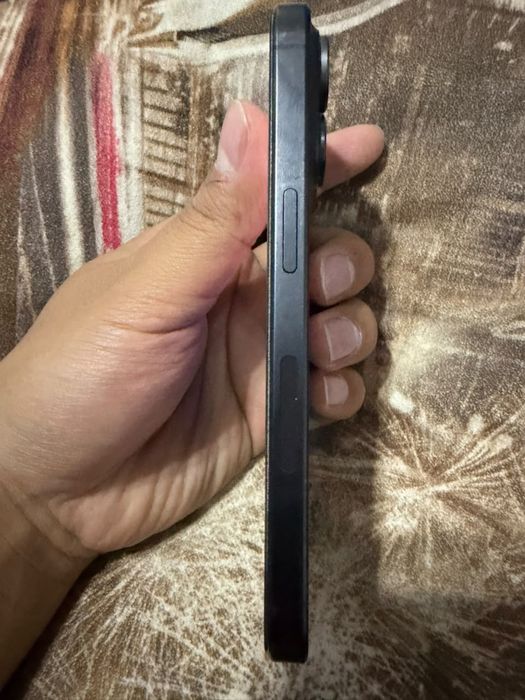 Iphone 15 pro black titan звоните