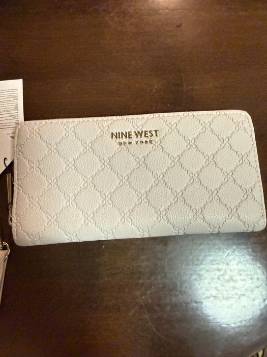 Чисто ново с етикет портмоне Nine West