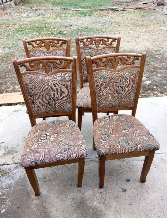 Детская кроватка и стулья