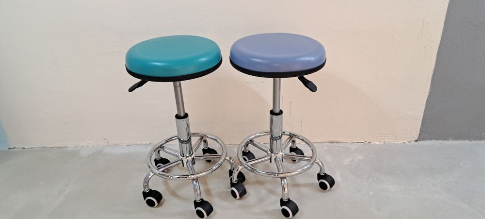 Стулья регулирующиеся на роликах. Цена от ... .