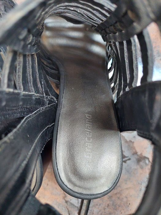 Черни изрязани сандали