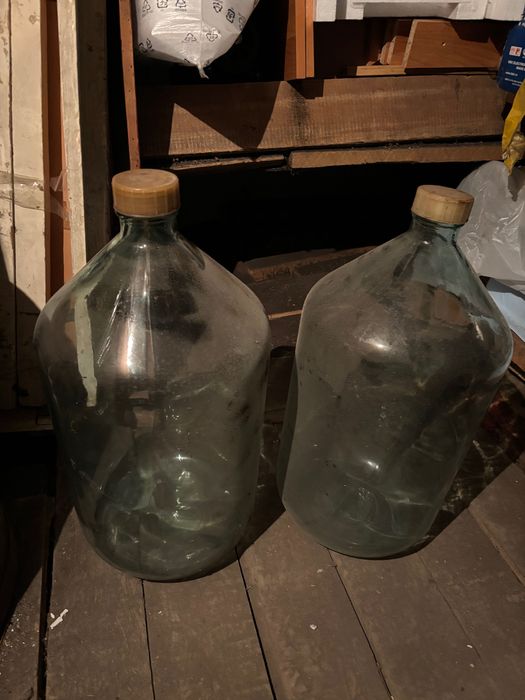 Продам бутыли 20 литров