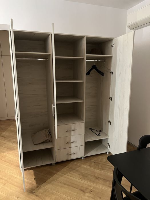 Dulap haine mare, 3 uși, cu sertare – stare foarte bună (Dedeman