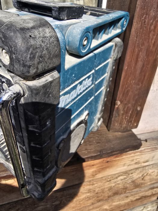 Radio makita model BMR 102 cu baterii de 18v, 14.4v si 10.8v