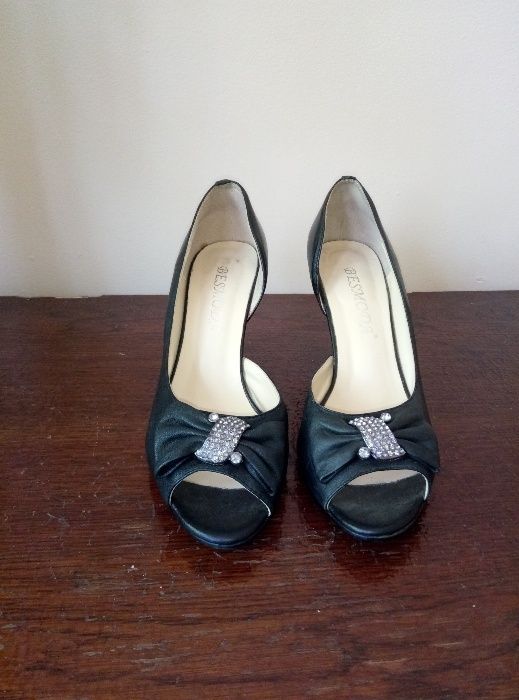 Женские модельные туфли из кожи .