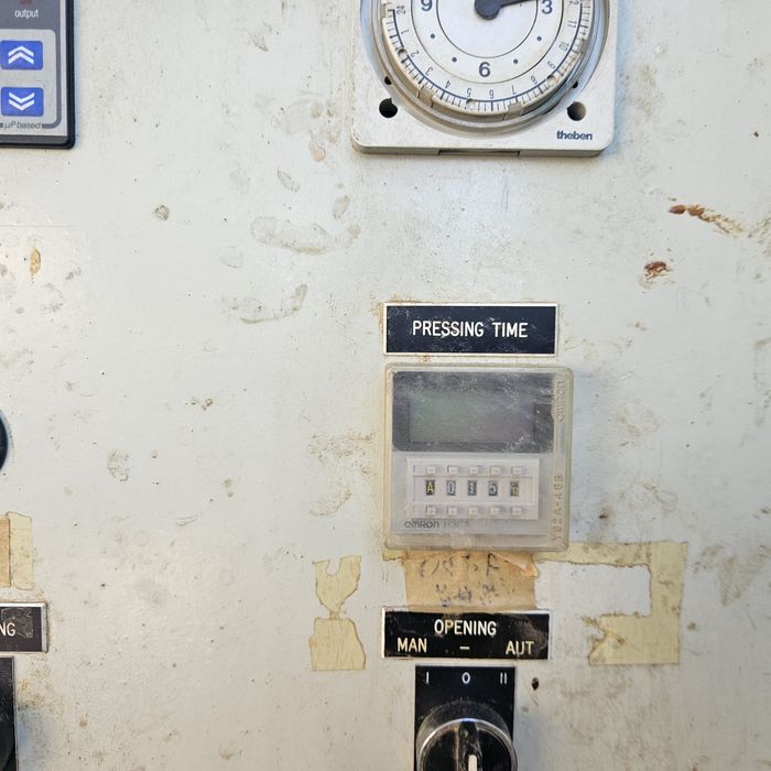 Топла преса за врати и фурнир с размери 2500мм. х 1300мм.