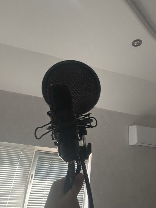 Микрофон с штативом