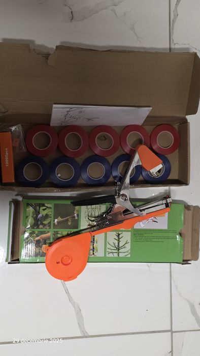 Aparat pentru legat vita de vie